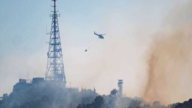 Waldbrand am Stadtrand von Barcelona