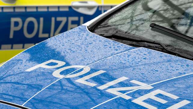 Motorradfahrerin stürzt bei Regen auf A8 nach München