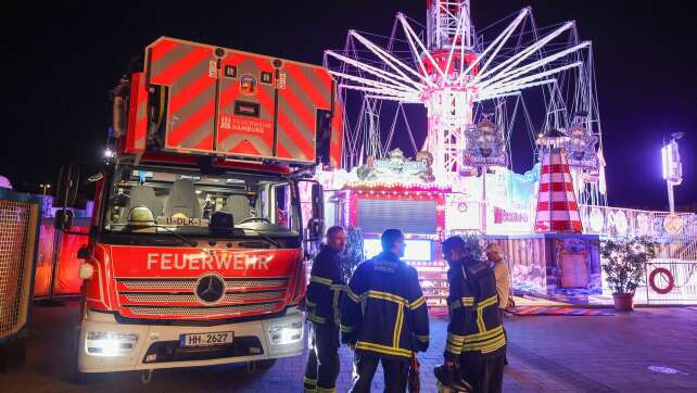 Menschen nach rund drei Stunden aus Kettenkarussell gerettet
