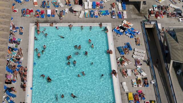 Ekel in Spanien: Großes Geschäft im Freibad