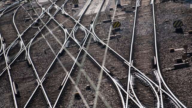 20 Zentimeter große Steine auf Gleisen - Zug fährt darüber
