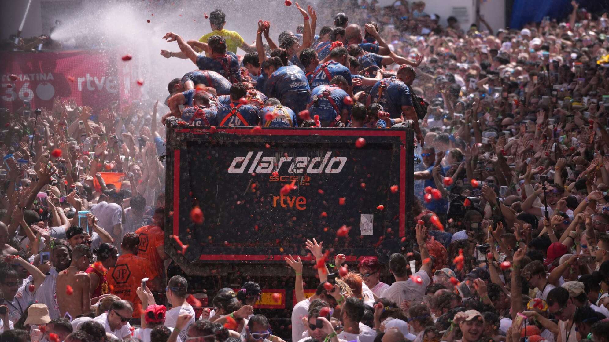 «La Tomatina»: Tomatenschlacht in Spanien