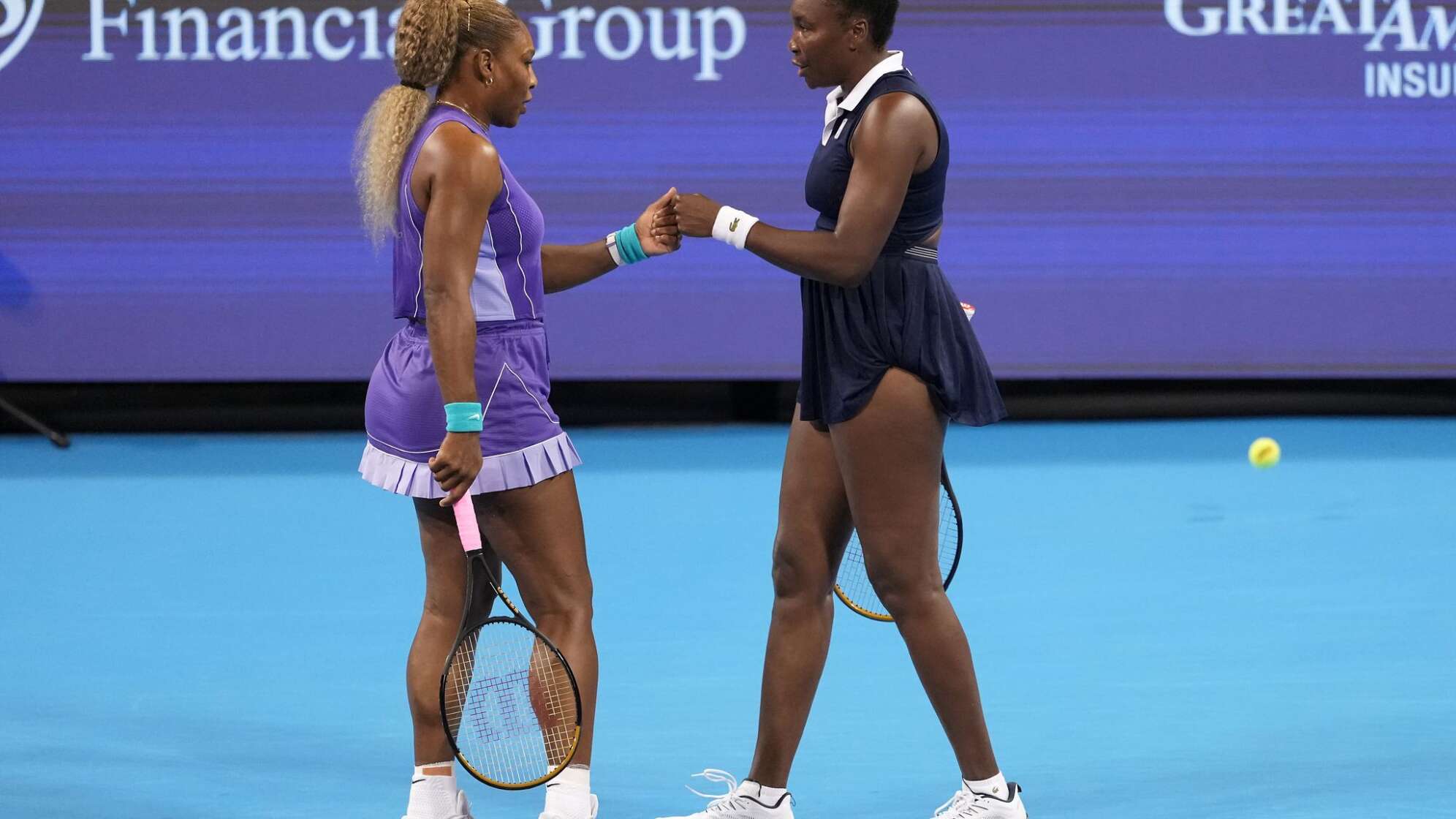 Serena Williams (l) und Venus Williams