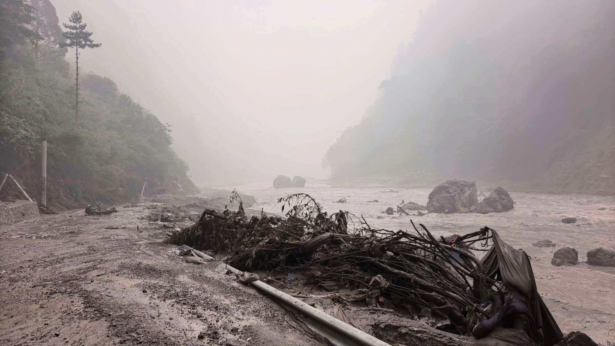 Sturzflut an Grenze zwischen China und Nepal