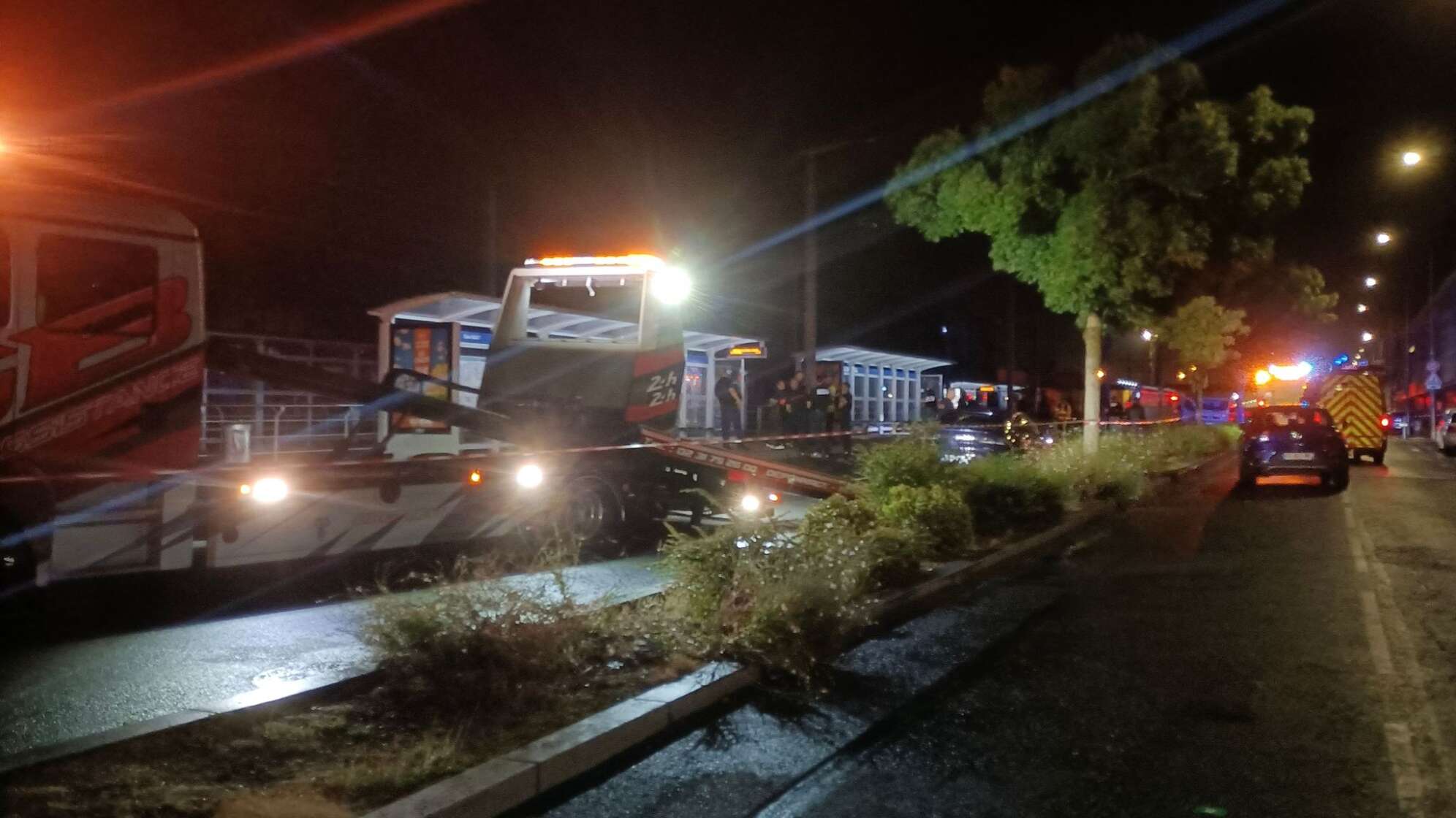 Auto rast in Frankreich in Menschenmenge