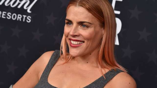Busy Philipps spricht über Hirntumor-Diagnose und -Operation