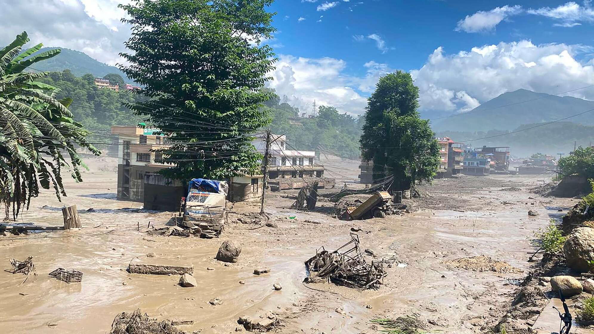Sturzflut an Grenze zwischen China und Nepal