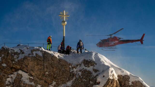 Sticker am Zugspitz-Kreuz - Klebe-Sünder melden sich