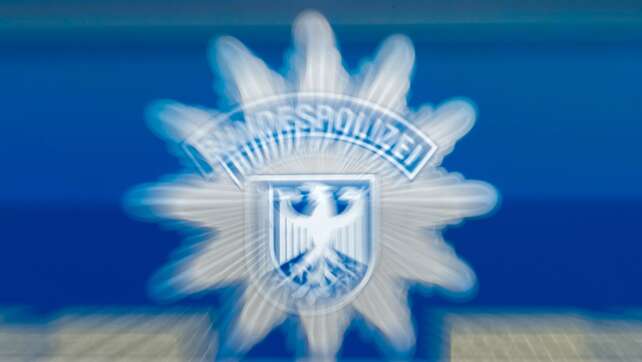 Autofahrer ignoriert Schranke – Zug muss scharf bremsen