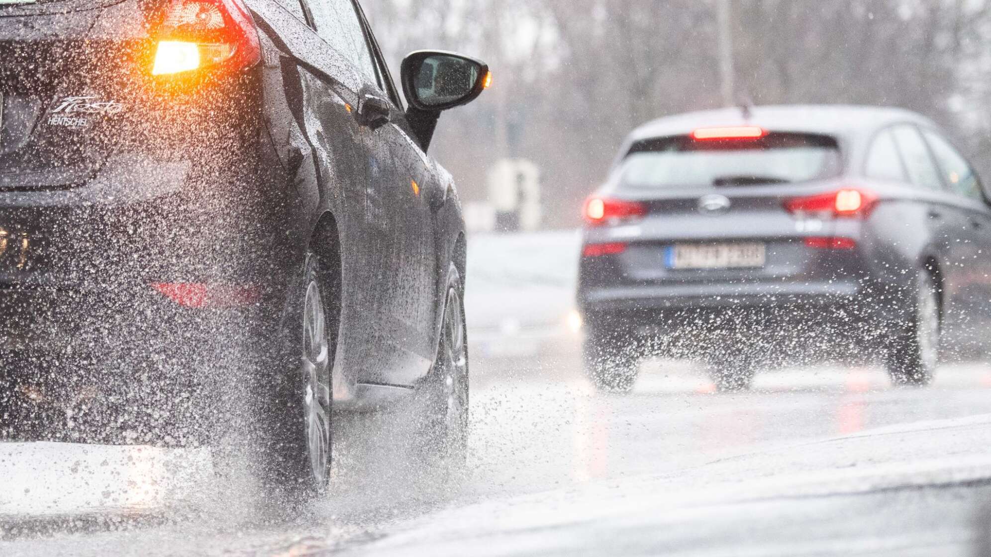 Autos fahren bei Regen