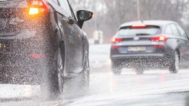 Aquaplaning-Unfall: 22-Jähriger stirbt bei Kollision mit Lkw