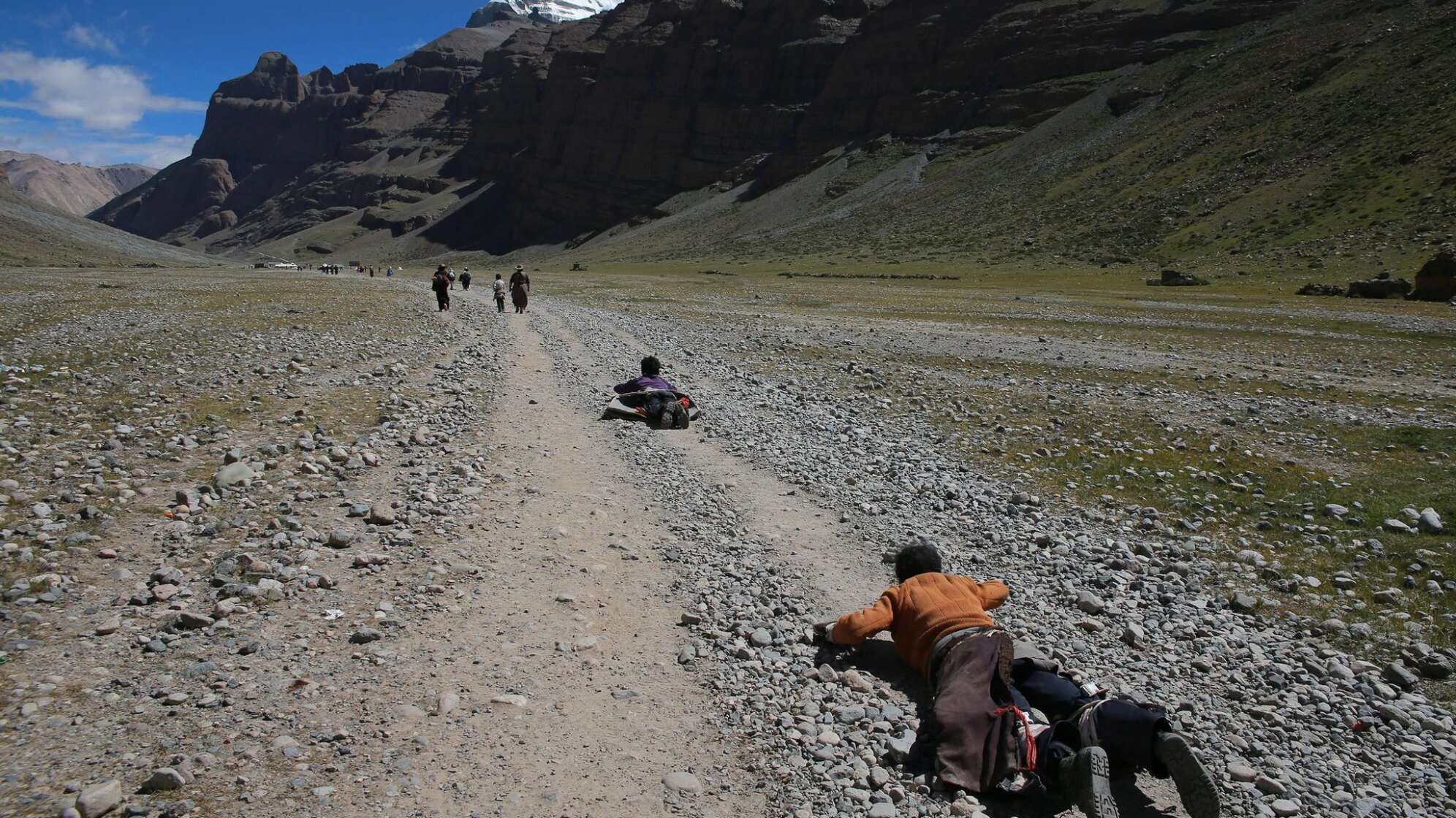 Tibetische Pilger umrunden den Berg Kailash