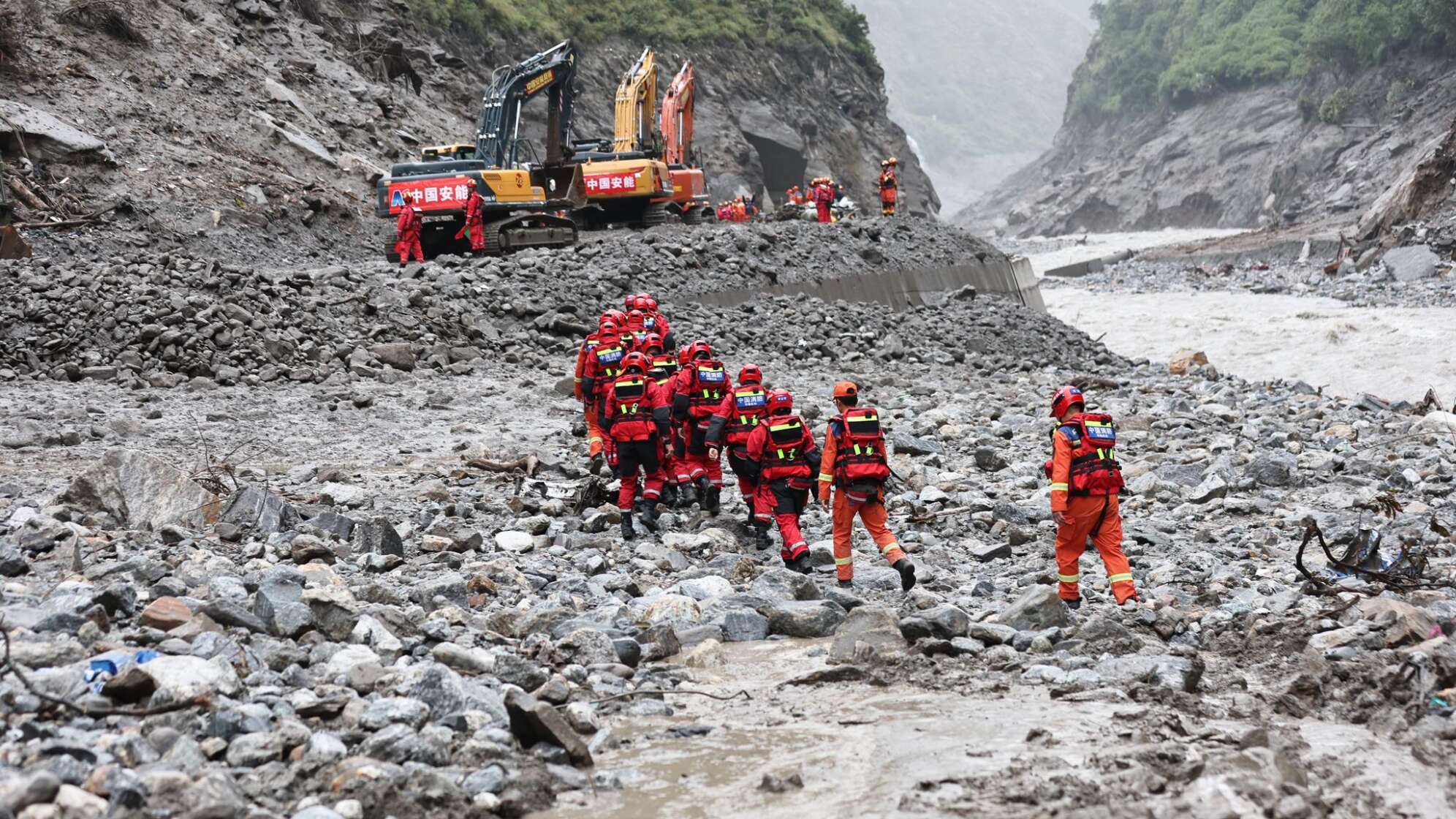 Sturzflut an Grenze zwischen China und Nepal