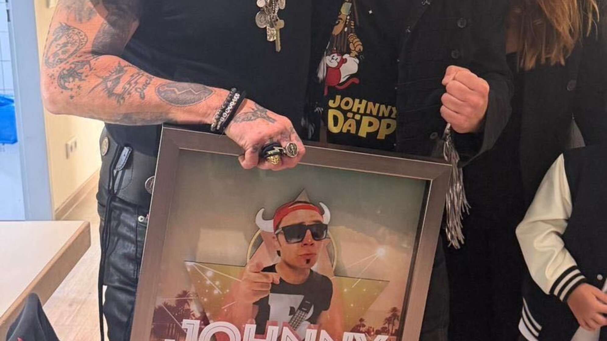 Lorenz Büffel überreicht Johnny Depp Platin