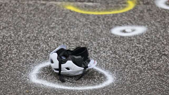 Radfahrer bei Unfall an Kreuzung lebensgefährlich verletzt
