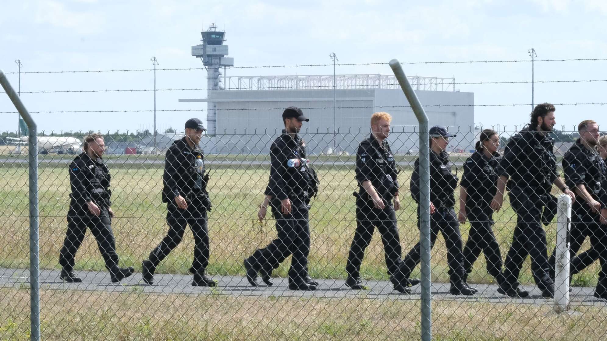 Polizisten auf dem Flughafen Leipzig/Halle