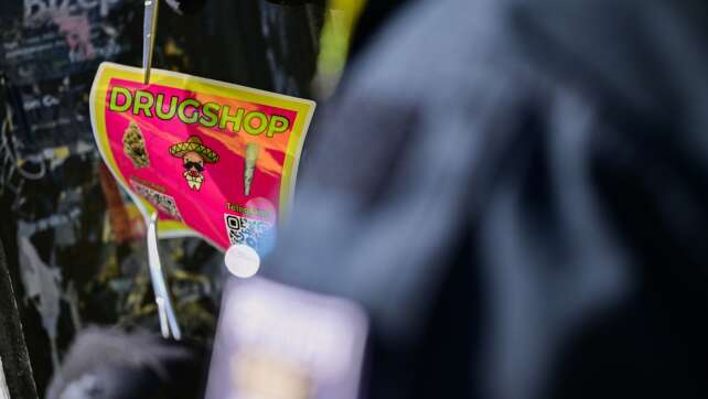 Drogen-Werbung mit Gratisprobe, Visitenkarte und Sticker