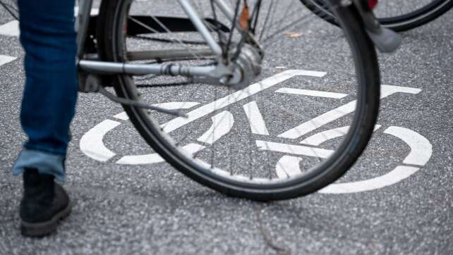 Radfahrer schlägt Autoscheibe nach Beinahe-Unfall ein