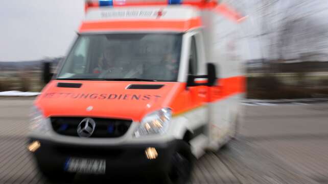 Radfahrer stürzt bei Überholmanöver und wird schwer verletzt