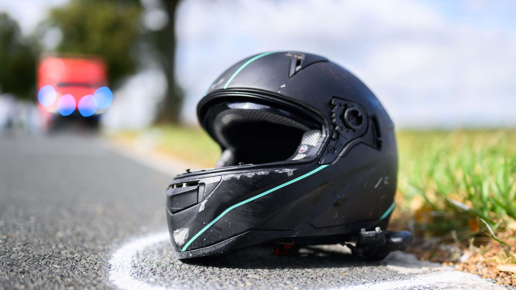 Motorrad und Auto stoßen zusammen