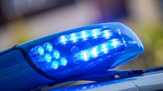 Lastwagenanhänger steckt unter Brücke fest - A9 gesperrt