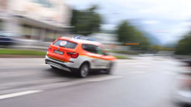 Sieben Menschen bei Verpuffung an Tischfeuer verletzt