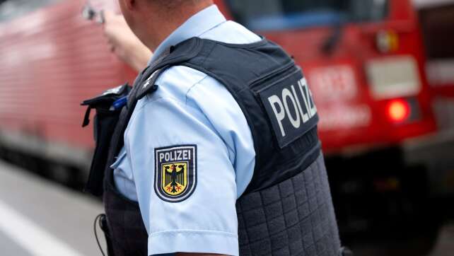 Unbekannte fahren auf Dach von Regionalbahn mit