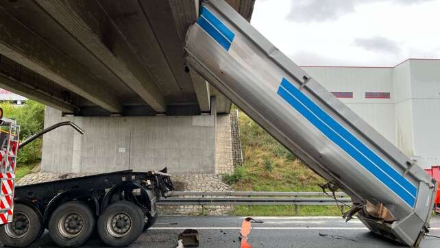 Lastwagenanhänger steckt unter Brücke fest - A9 gesperrt