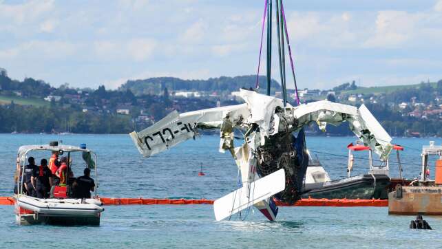 Absturz in den Attersee: Flugzeug aus der Tiefe geborgen