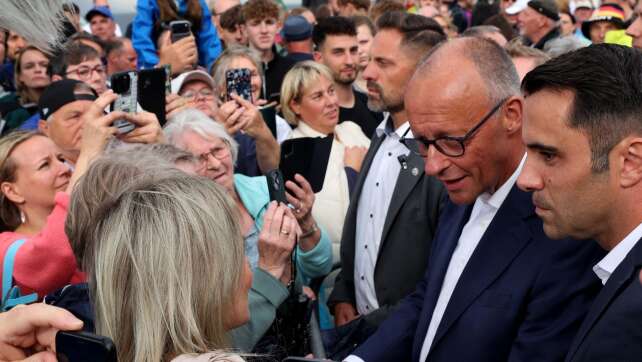 Pfiffe für Merz bei seiner Wahlkampfpremiere im Osten