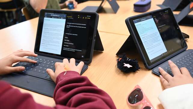 Umfrage: fast alle älteren Schüler nutzen KI für Hausaufgabe