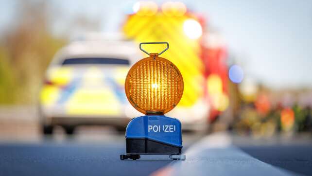 Sieben Verletzte und Sperrung nach Auffahrunfall auf der A8