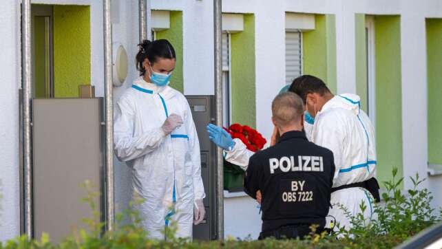 Zwei Tote in Mehrfamilienhaus - Verdächtiger ermittelt