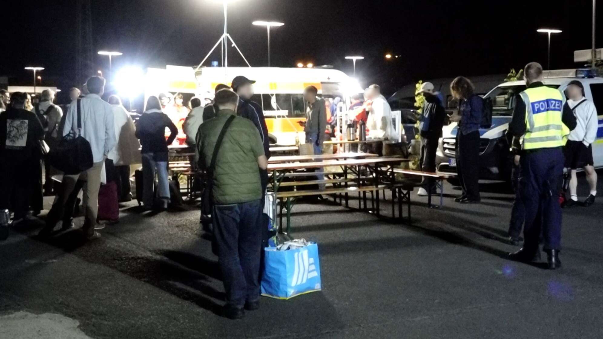 ICE fährt mit offener Tür