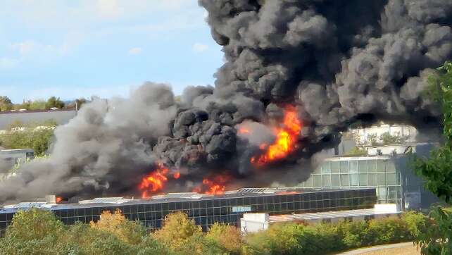 Trampolinhalle nach Feuer teilweise einsturzgefährdet