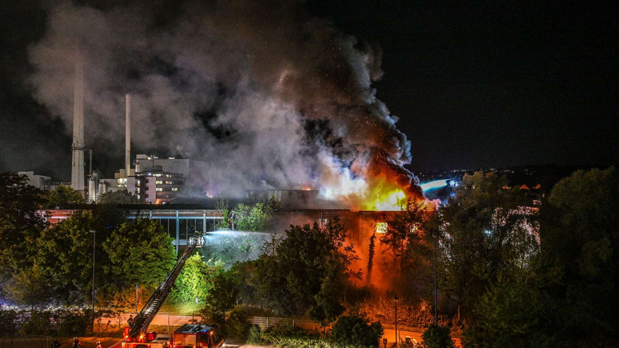 Lagerhallen-Brand in Ulm - Reifen gelagert