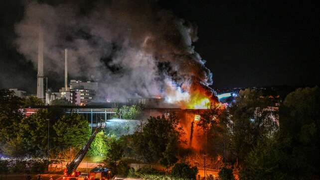 Brand in Lagerhalle in Ulm – Statiker prüft Einsturzgefahr