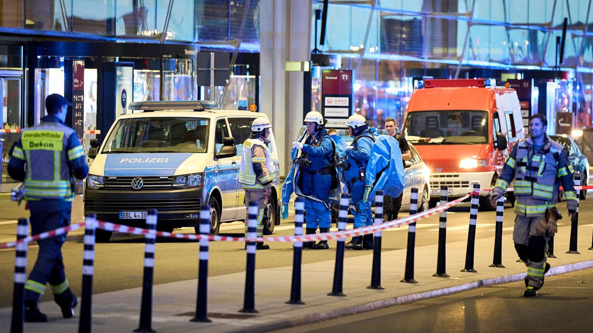 Polizei räumt BER-Terminal wegen möglichen Gefahrguts