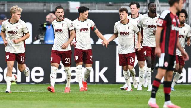 4:1 nach 0:1 - Augsburg erobert in Frankfurt Tabellenführung
