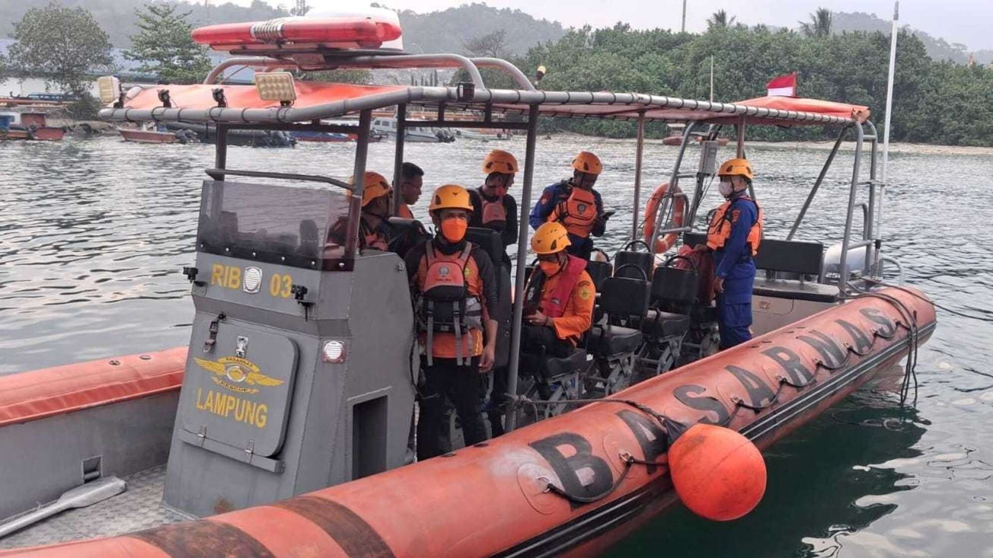 Boot mit Journalisten am Vulkan Anak Krakatau vermisst