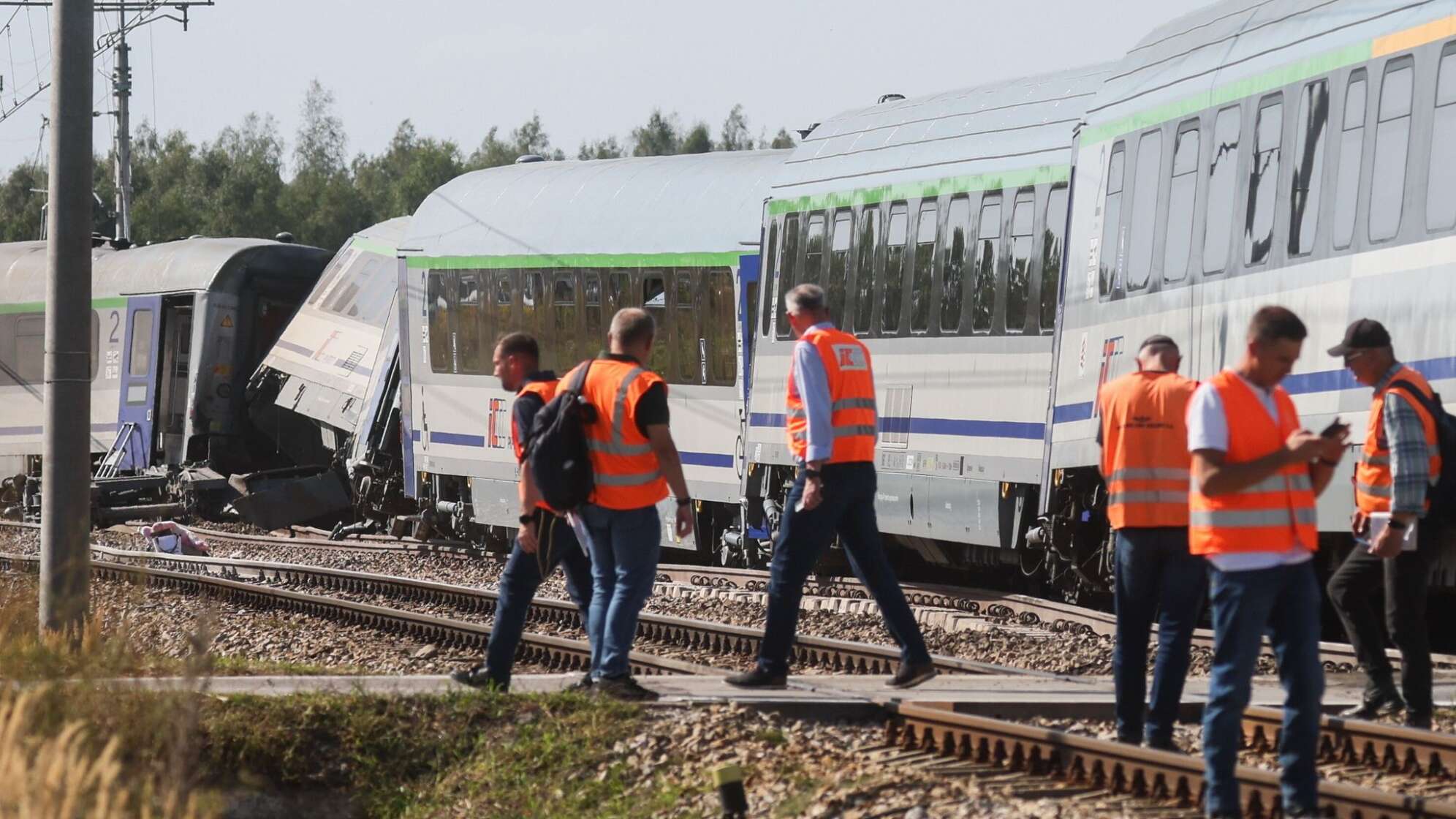 Zug in Polen erfasst Laster und entgleist