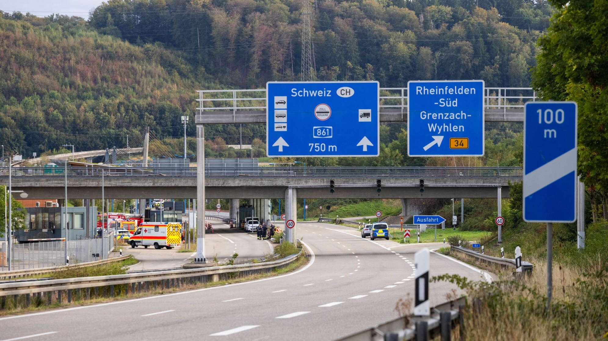 Polizei prüft Auto auf Sprengstoff