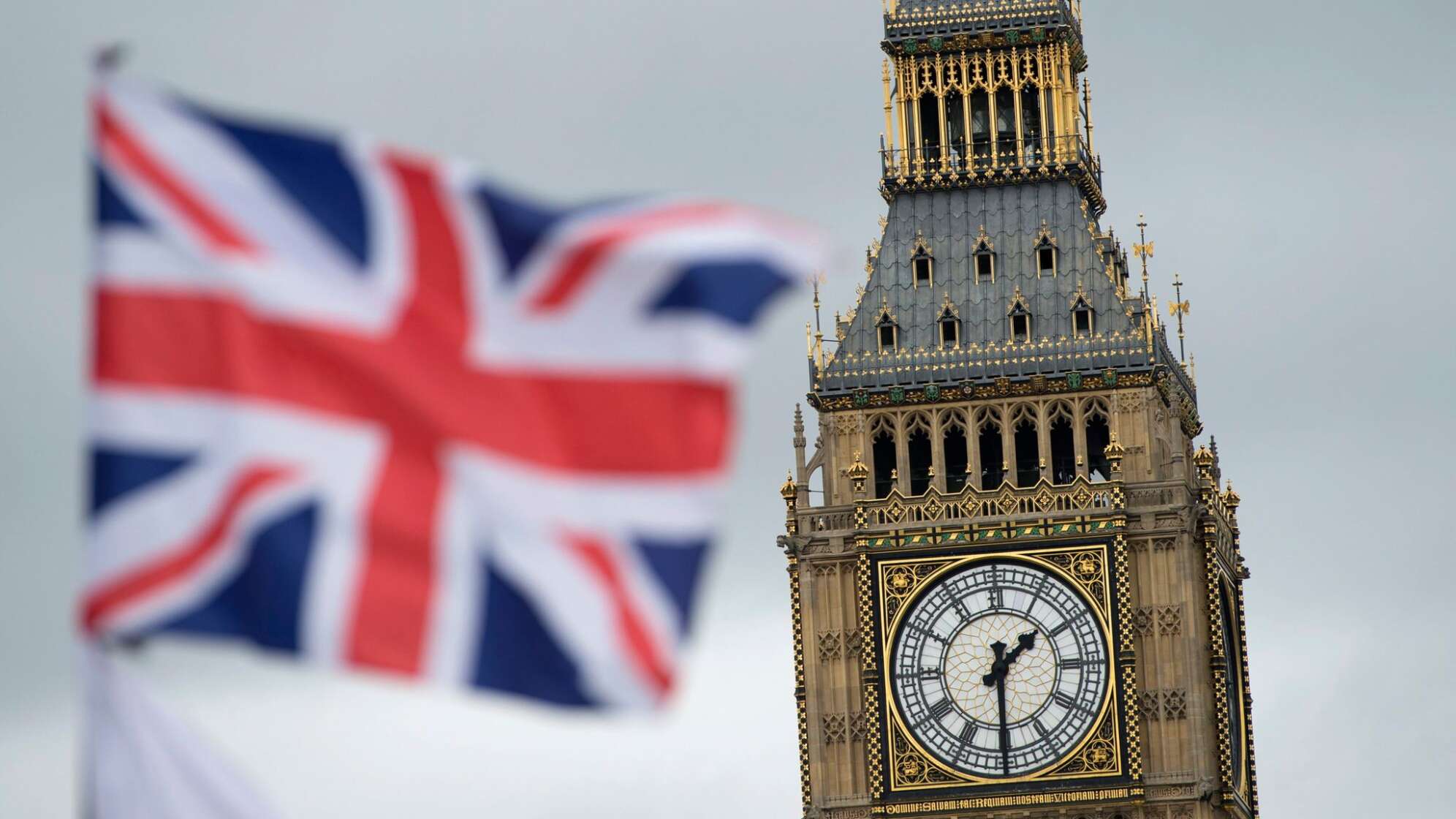 Die Union Jack weht vor dem Big Ben