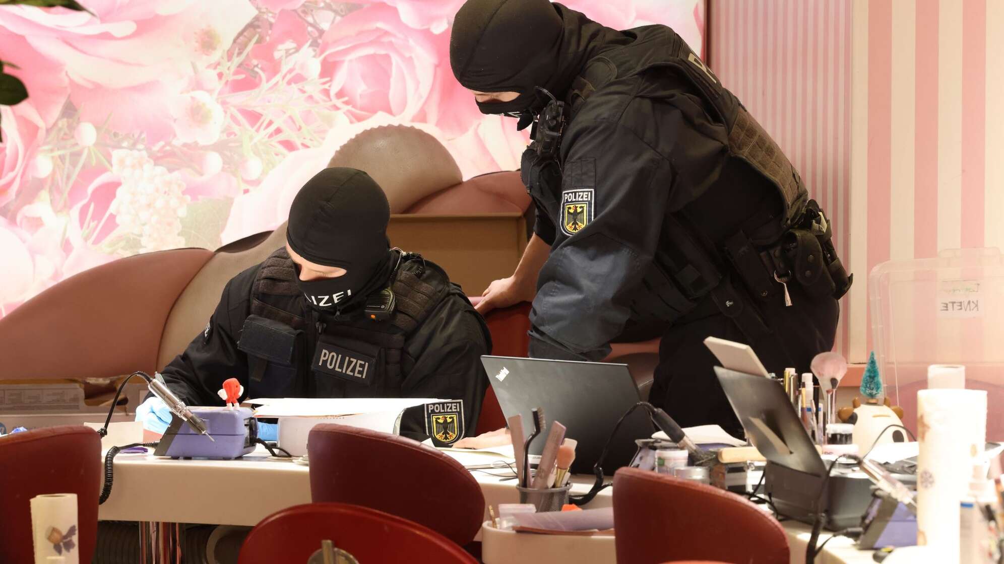 Großrazzia gegen Schwarzarbeit in Nagelstudios
