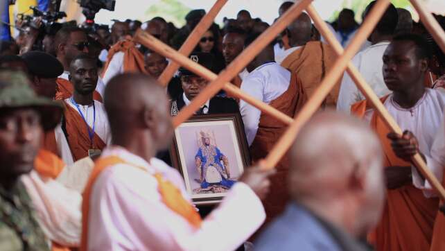 Jüngster König der Welt in Uganda beigesetzt