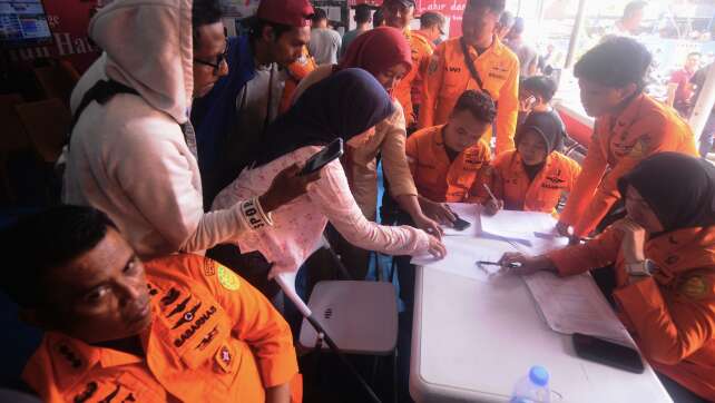 Fährunglück in Indonesien: Rettungskräfte suchen Vermisste