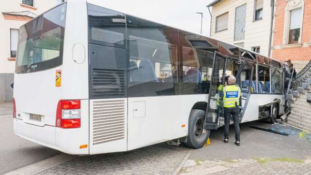 Schulbus prallt gegen Hauswand – mehrere Kinder verletzt
