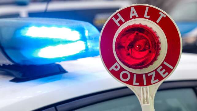 22-Jähriger fährt vor Polizei davon und stößt gegen Ampel