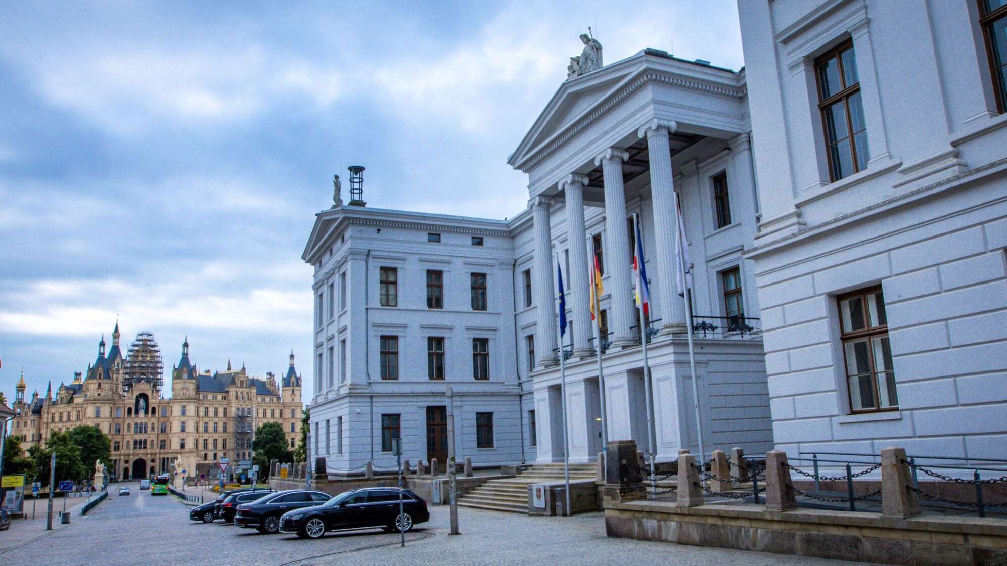 Staatskanzlei Schwerin und Schloss mit Sitz des Landtags