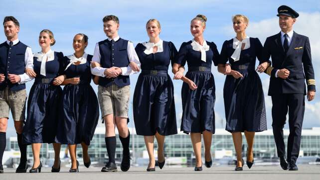 Lufthansa-Crews fliegen zum Wiesn-Start in neuer Tracht